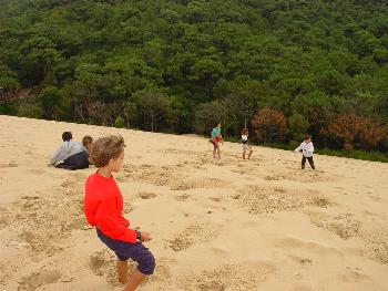 Les enfants s'amusent sur la dune du Pilat