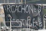 banderolle sur un des bateaux de p&ecirc;che