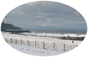 La plage de Marinella et la montagne des 3 Couronnes