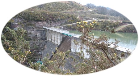 Le barrage du lac de Xoldokogania