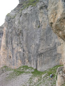 Richard et Jean-Louis longent la falaise