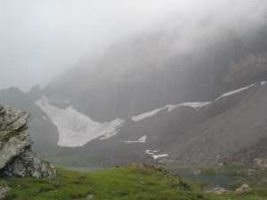 Le lac de Barroude au pied du glacier perdu dans les nuages